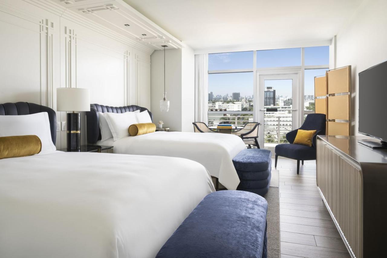 Zimmer mit 2 Doppelbetten und Stadtblick